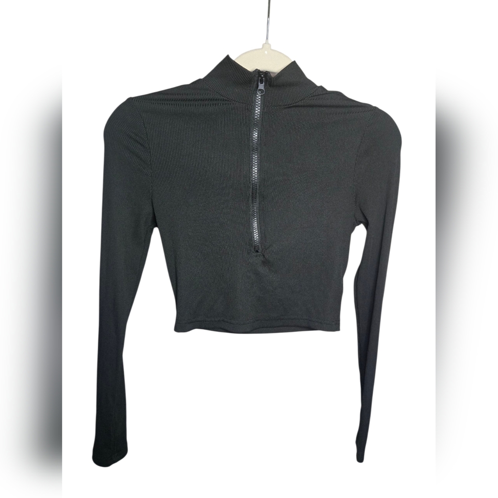 Elegant Black Zip-Up Crop Top